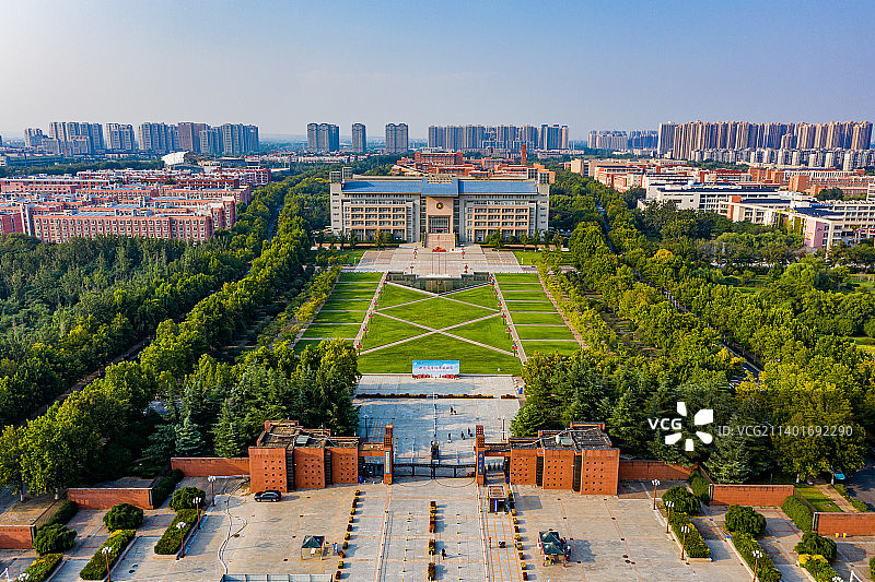 航拍河南郑州大学主校区校园风光 南校门外景 高校校园建筑群图片素材