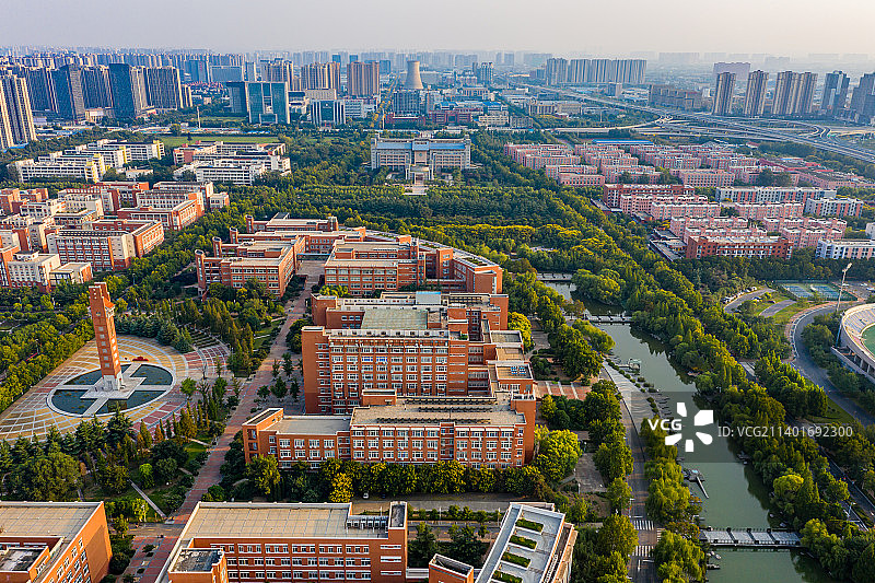 航拍河南郑州大学主校区校园风光 高校校园建筑群图片素材