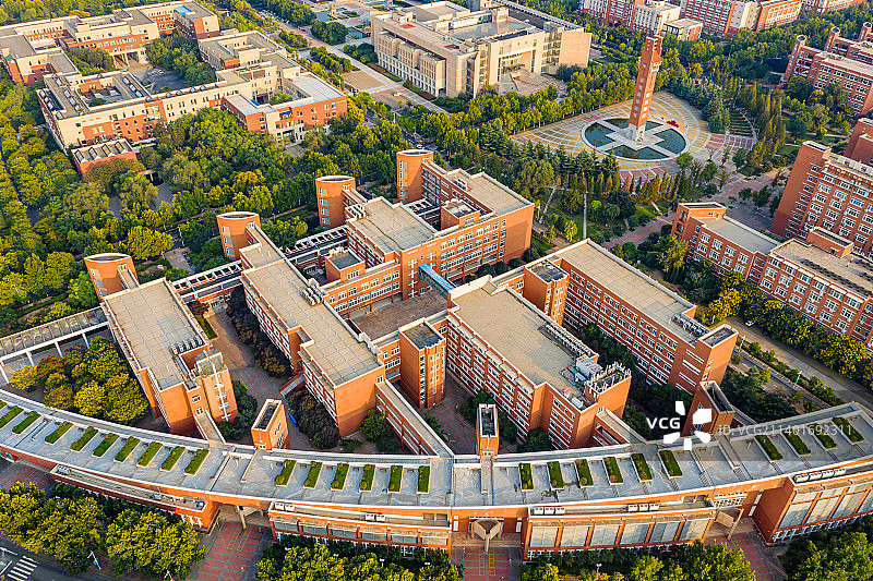 航拍河南郑州大学主校区校园风光 核心教学区教学楼 高校校园建筑群图片素材