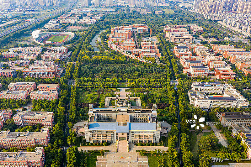 航拍河南郑州大学主校区校园风光 高校校园建筑群图片素材