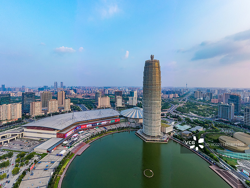 航拍河南郑州郑东新区CBD如意湖畔大玉米 绿地中心千玺广场 郑州国际会展中心 城市地标建筑 天际线图片素材