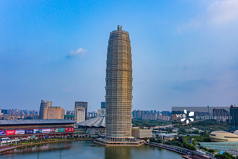 航拍河南郑州郑东新区CBD如意湖畔大玉米 绿地中心千玺广场 郑州国际会展中心 城市地标建筑 天际线图片素材