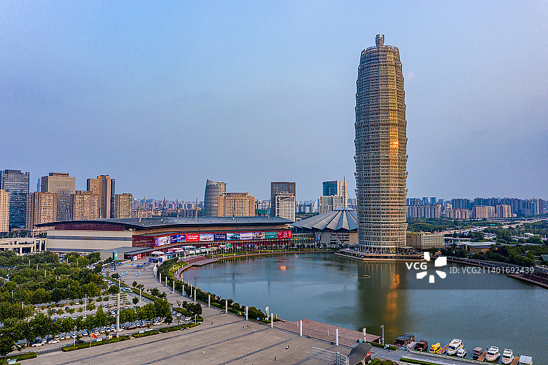 航拍河南郑州郑东新区CBD如意湖畔大玉米 绿地中心千玺广场 郑州国际会展中心 城市地标建筑 天际线图片素材