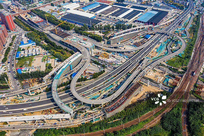 航拍河南郑州彩虹桥及接线拆解与新建工程 立交桥匝道钢箱梁架设施工工地图片素材