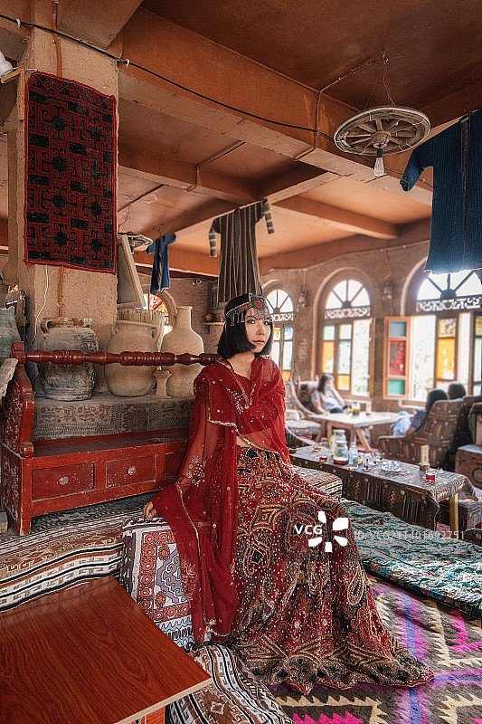 新疆喀什古城的民族特色茶馆里,穿着异域风情服装的女性图片素材