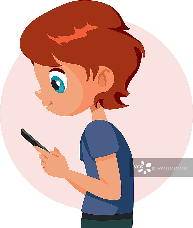 男孩正在用智能手机在线聊天图片素材