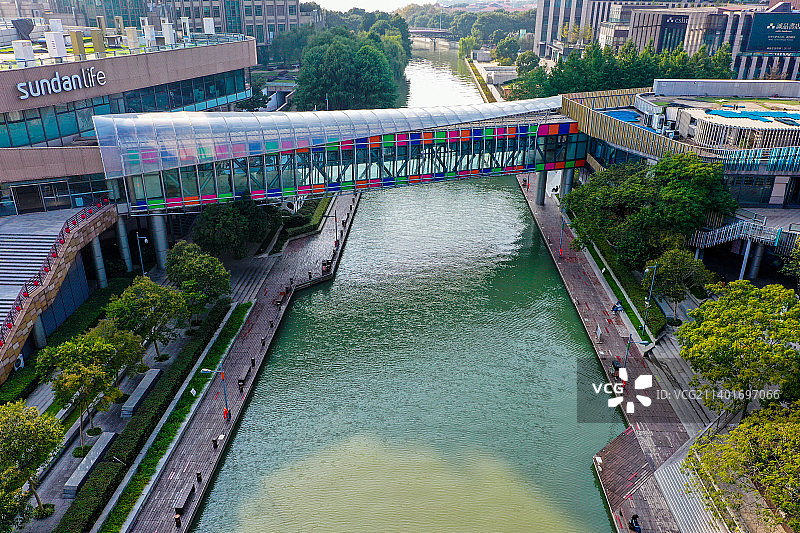 航拍江苏苏州圆融时代广场及周边商圈 圆融天幕街区图片素材
