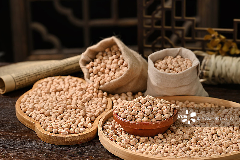 桌子上的豆子鹰嘴豆图片素材