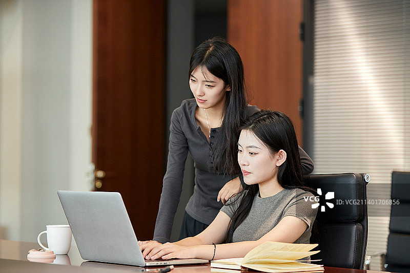 在录音室排练演奏的亚洲少女图片素材