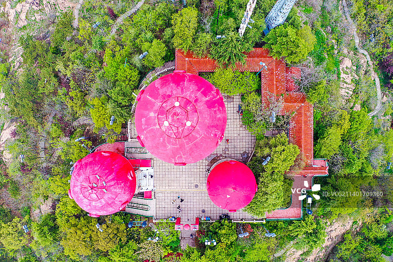 航拍山东青岛信号山公园 红色蘑菇楼旋转观景楼图片素材