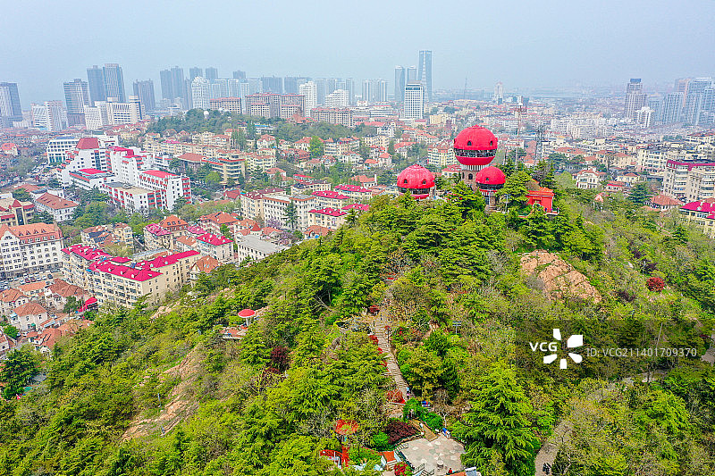 航拍山东青岛信号山公园 红色蘑菇楼旋转观景楼图片素材