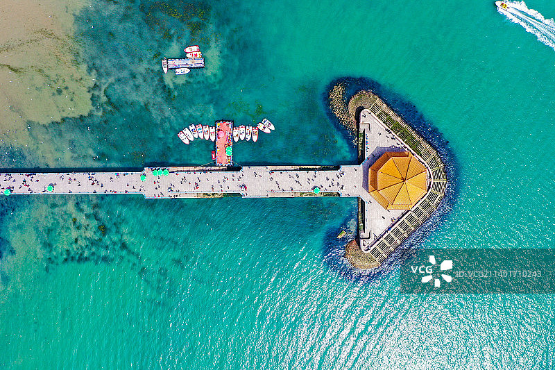 航拍山东青岛栈桥 城市地标建筑海滨风景区图片素材