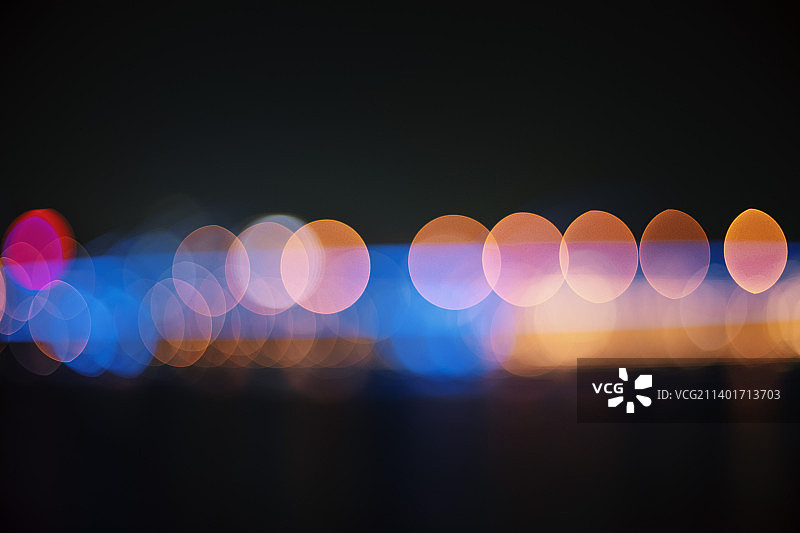 大光圈镜头拍摄夜景的虚化光斑图片素材