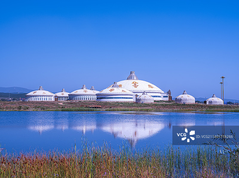 敕勒川草原，萨仁湖。蒙古包。图片素材