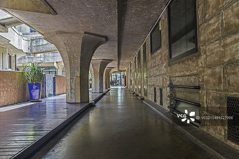 老厂房改造的水泥混凝土建筑风格艺术中心走廊图片素材
