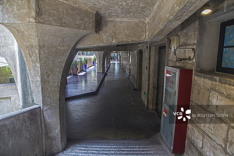 老厂房改造的水泥混凝土建筑风格艺术中心走廊图片素材