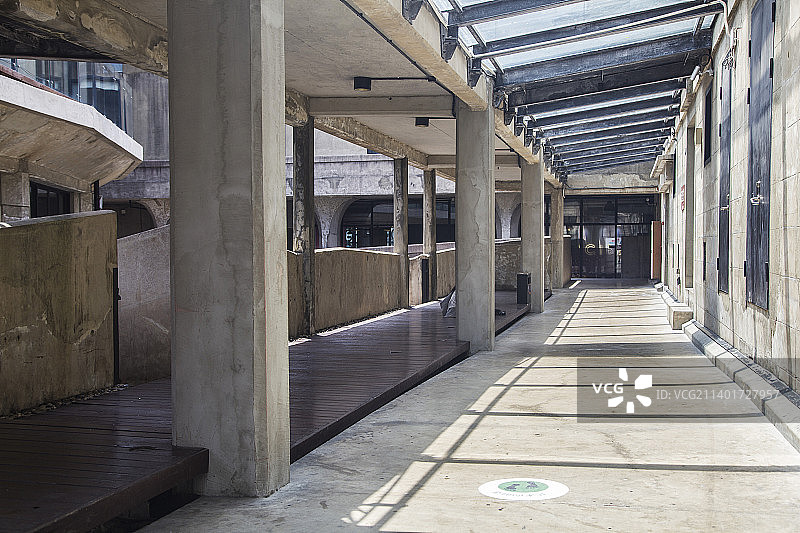 老厂房改造的水泥混凝土建筑风格艺术中心走廊图片素材