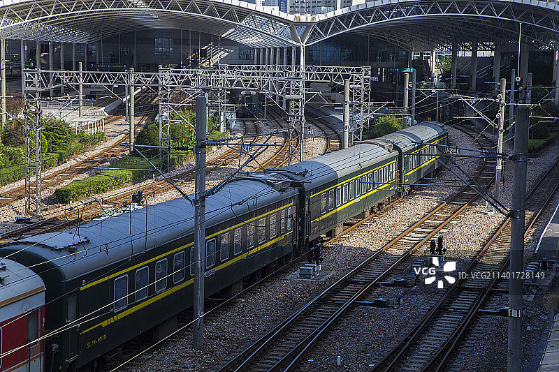 上海火车站出站列车图片素材