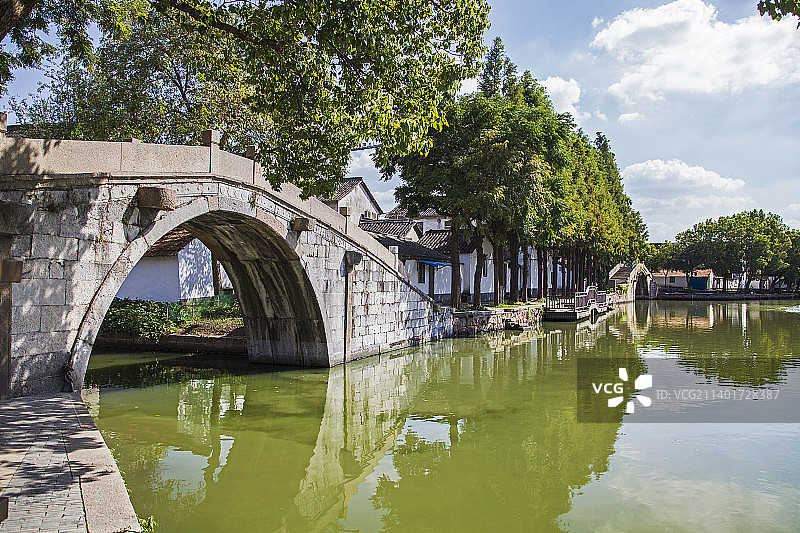 金泽古镇河道上的石拱桥图片素材