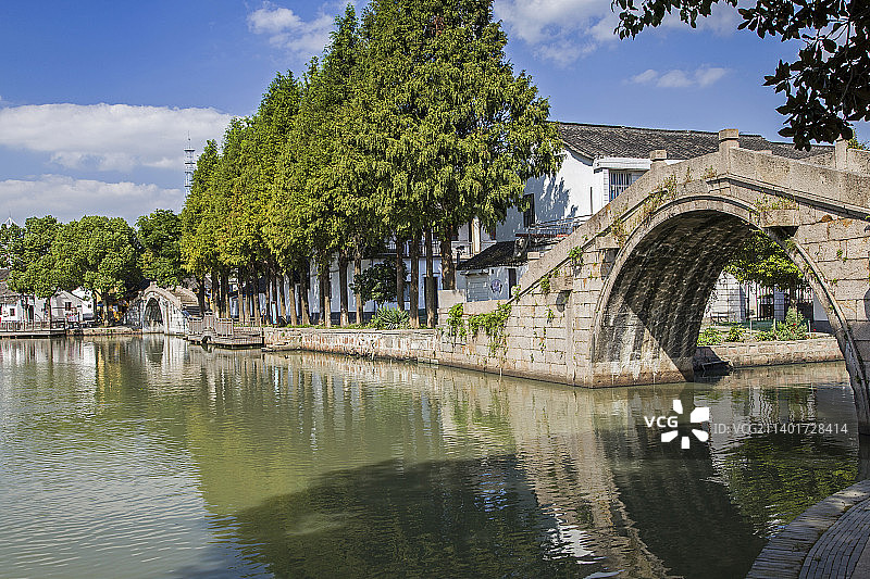 金泽古镇河道上的石拱桥图片素材