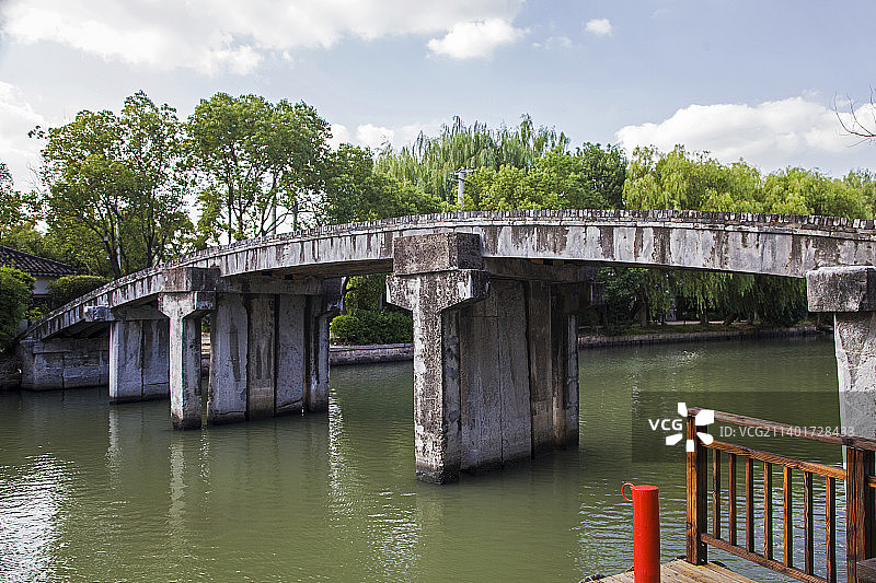 金泽古镇上的拱形石板桥图片素材