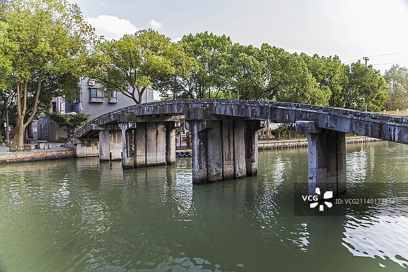 金泽古镇上的拱形石板桥图片素材