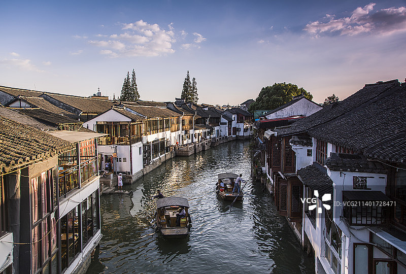 夕阳下的江南古镇上海朱家角图片素材