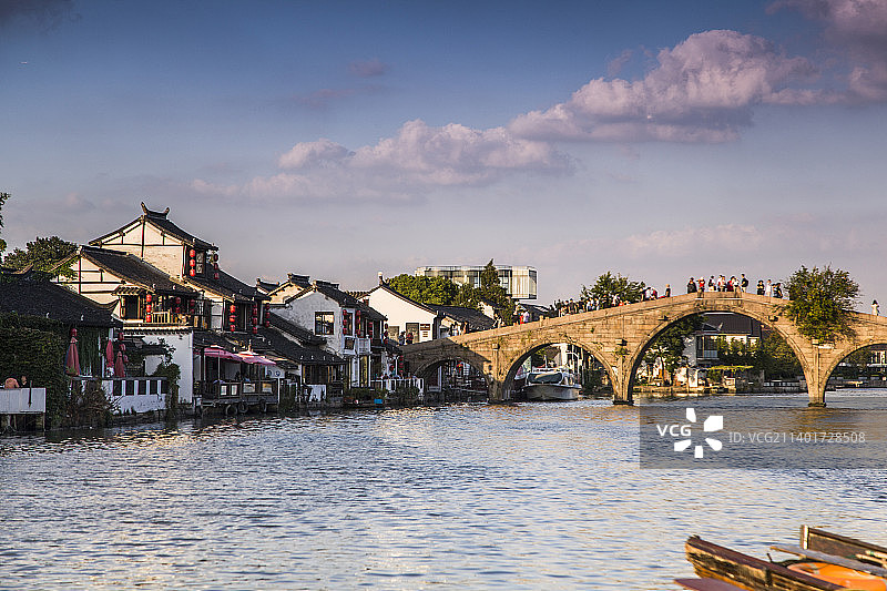 夕阳下的江南古镇上海朱家角图片素材