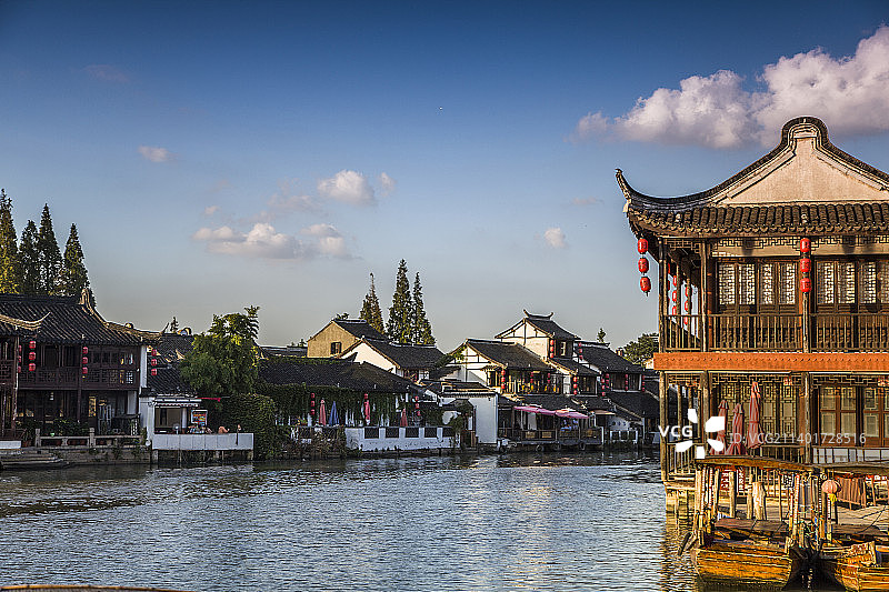 朱家角古镇挂红灯笼的楼阁图片素材