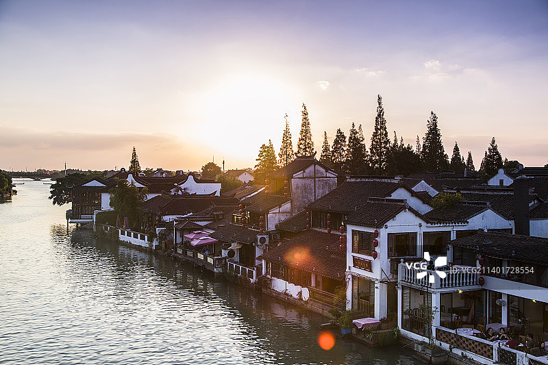 夕阳下的江南古镇朱家角全景风光图片素材
