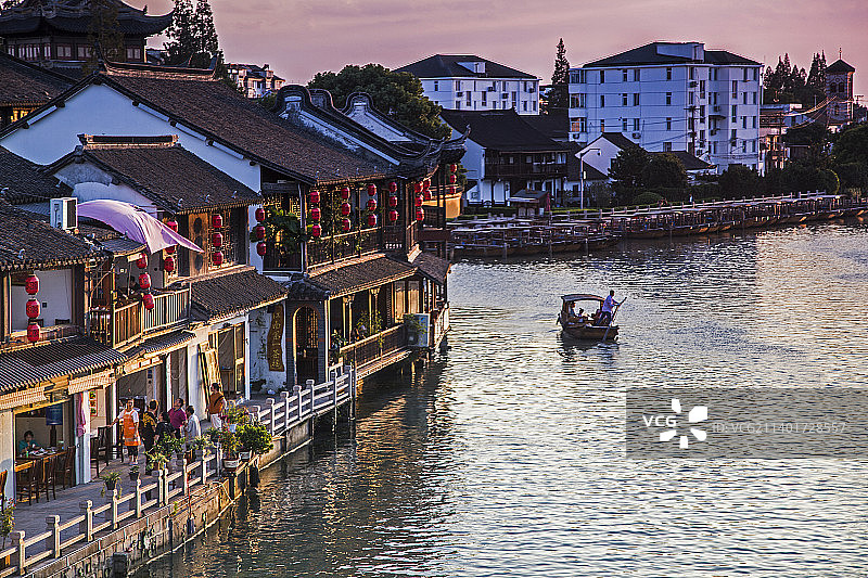夕阳下的江南古镇朱家角全景风光图片素材