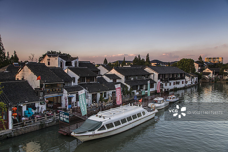 夕阳下的江南古镇朱家角全景风光图片素材