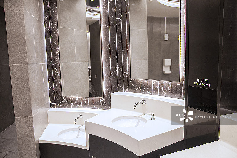 公共卫生间洗手间内景图片素材
