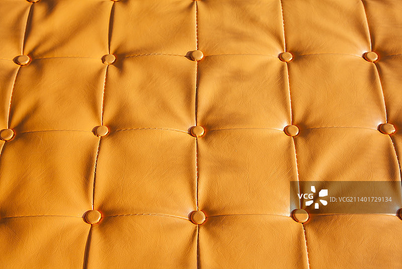 休息凳子上的皮质皮垫图片素材