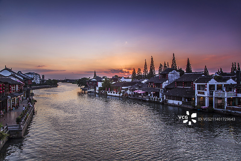 夕阳下的江南古镇朱家角全景风光图片素材