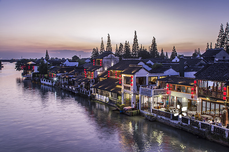 江南古镇朱家角夜景水墨画一样图片素材