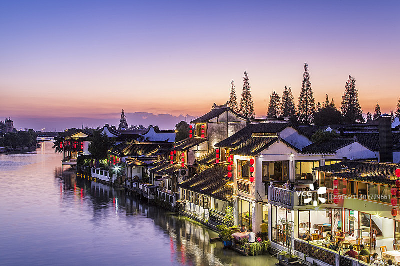 江南古镇朱家角夜景水墨画一样图片素材