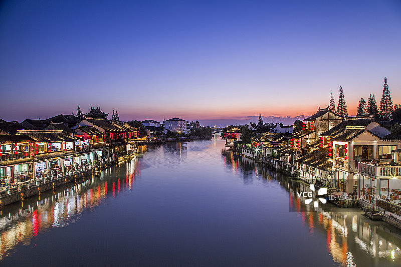 江南古镇朱家角夜景水墨画一样图片素材