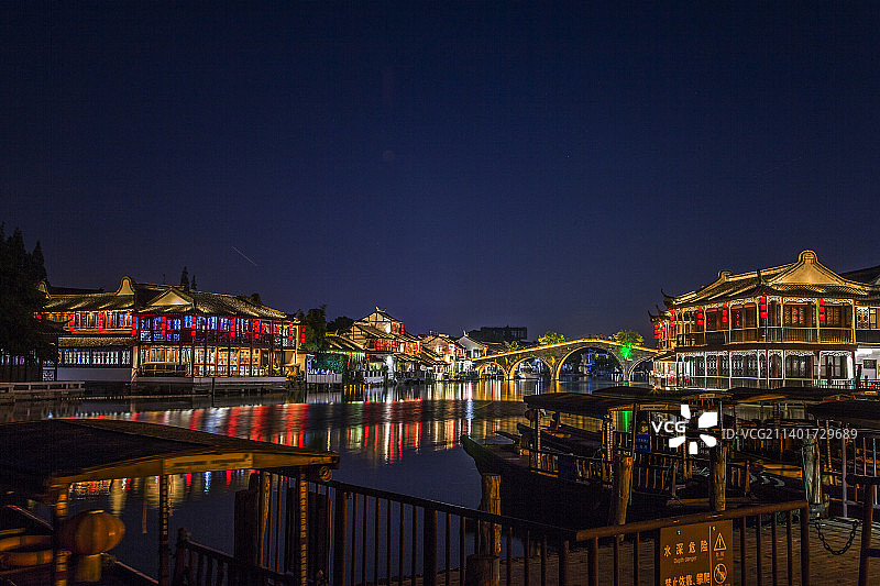 江南古镇朱家角璀璨夜景图片素材