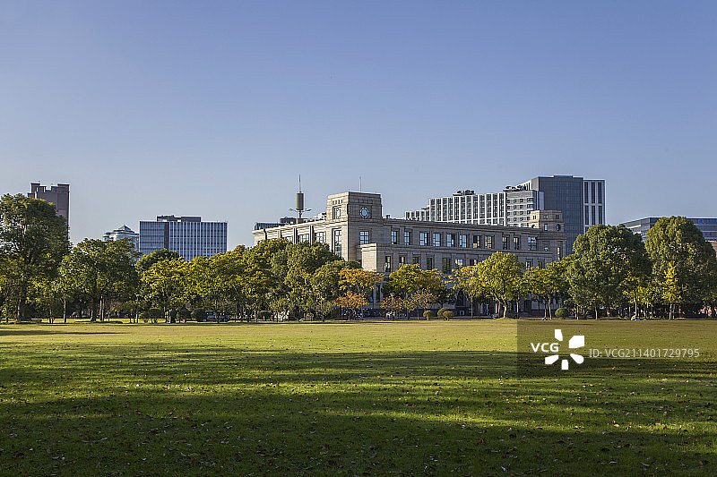 带草坪的欧式建筑大楼外观图片素材