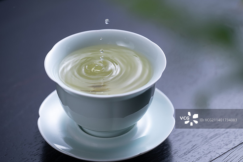 茶滴入沏好茶的清澈绿茶茶汤创意唯美图片素材
