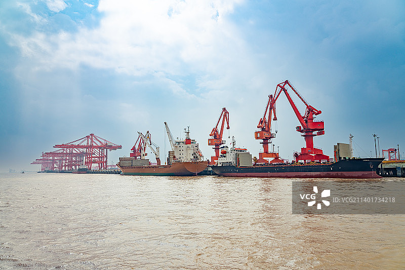 江苏省太仓市长江边太仓港口船运货物装卸码头图片素材