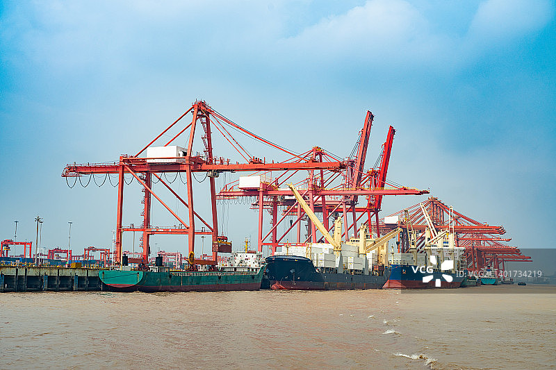江苏省太仓市长江边太仓港口船运货物装卸码头图片素材