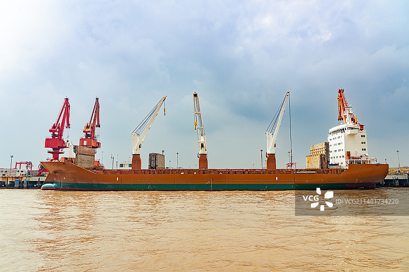 江苏省太仓市长江边太仓港口船运货物装卸码头图片素材