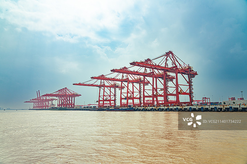 江苏省太仓市长江边太仓港口船运货物装卸码头图片素材
