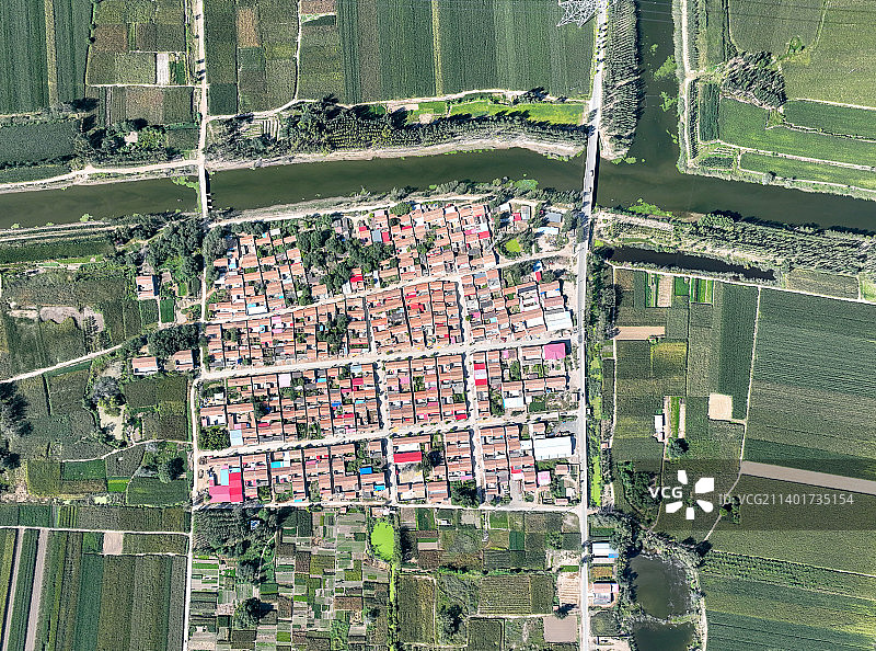 航拍视角下的华北平原村庄图片素材