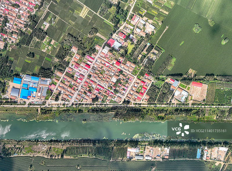 航拍视角下的华北平原村庄图片素材