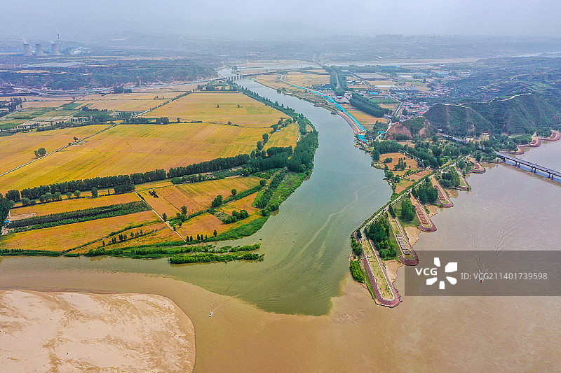 航拍河南郑州巩义河洛汇流景区 黄河与洛河交汇处清浊分明图片素材