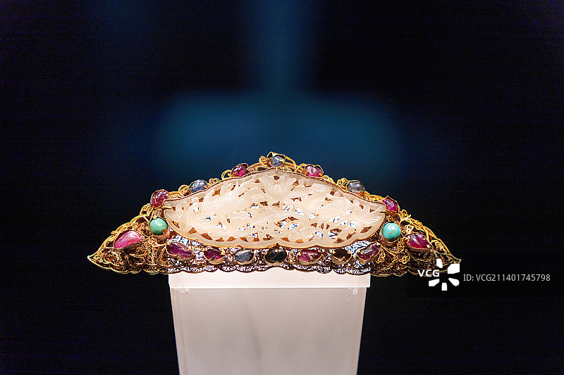 湖北省博物馆藏明代梁庄王墓出土金累丝镶玉嵌宝石鸾鸟牡丹分心图片素材