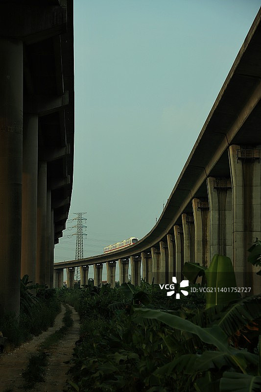 行驶在高架桥上的地铁图片素材
